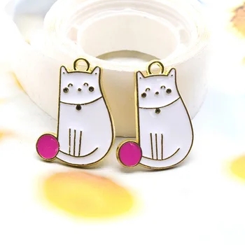 10db Kawaii ülő fehér macska ötvözet zománc charmok Szép labda cica medál fülbevalóhoz Kulcstartó DIY ékszerek készítése