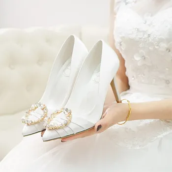 Új fehér magassarkú, gyöngyház gyémánt, piros női cipő, nagy esküvői ruha, koszorúslány ruha, menyasszonyi selyem esküvői cipő